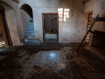 Attraverso un passaggio sulla destra ci spostiamo in una seconda stanza, anch�essa evidentemente in rovina. Ma qui, muovendoci verso il centro dell�ambiente, il pavimento rivela un piccolo tesoro... 